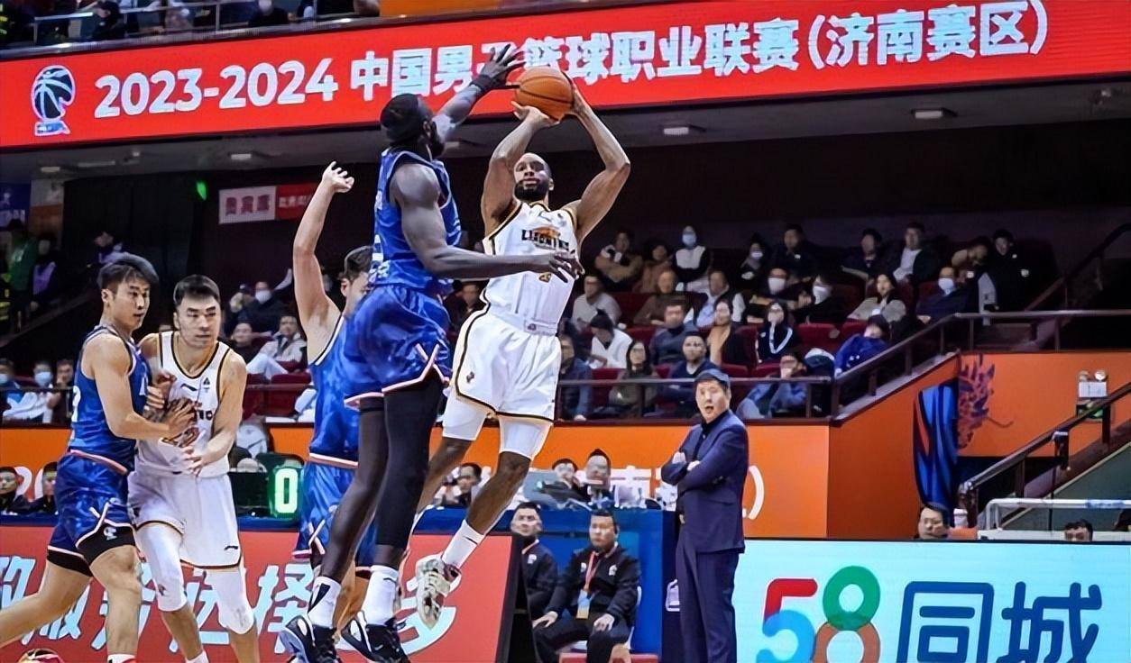 开云体育登录-亚洲篮球锦标赛上演精妙传球，场上对抗激烈