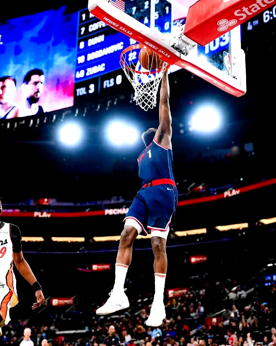 开云体育官方网站-火箭客场大胜爵士，哈登砍下50+得分