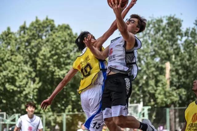 开云体育下载-活塞核心稳健得分，领队成功晋级