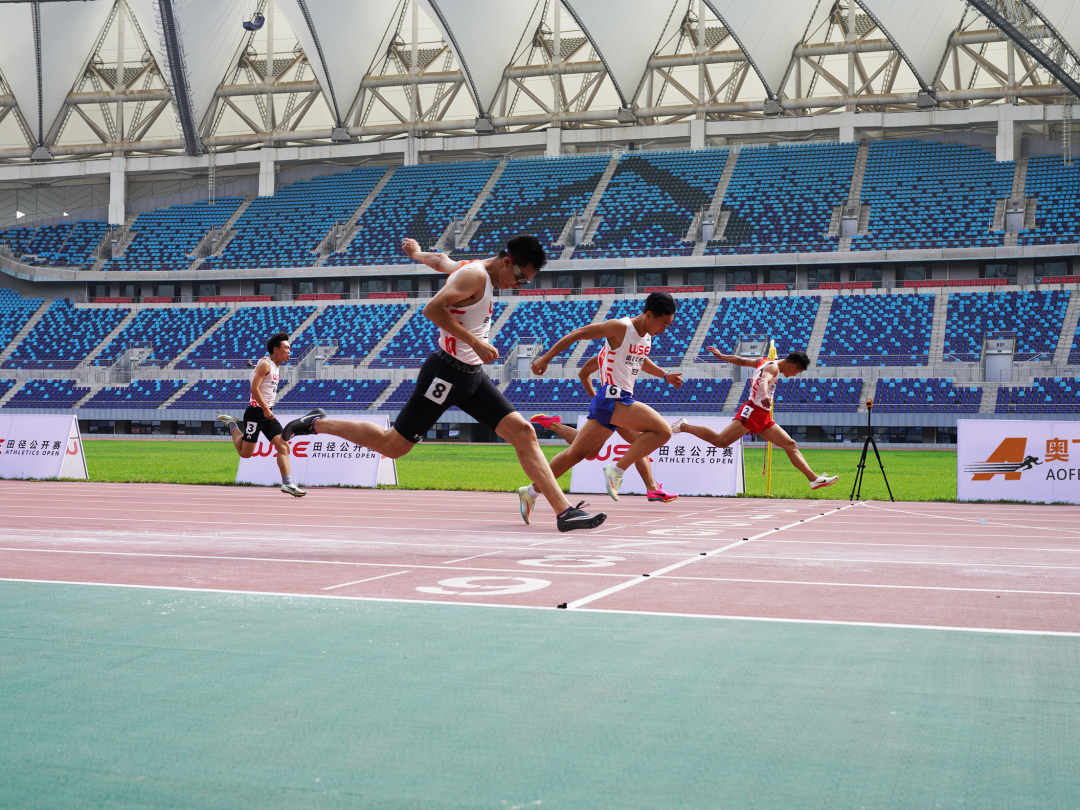 开云官网-运动员们在角逐中凝聚力量,向着胜利冲刺