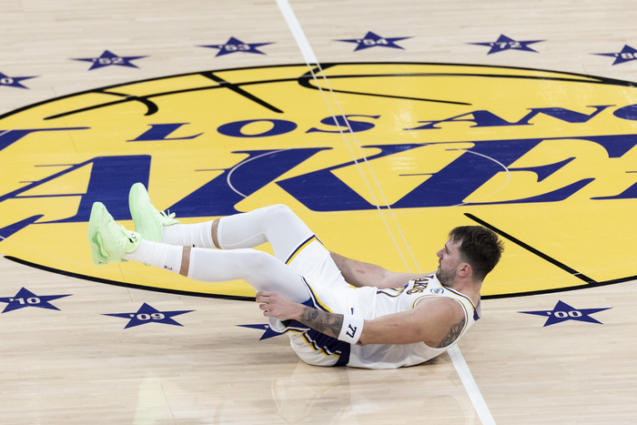 开云体育-包含鹈鹕翻盘魔术,东契奇完成帽子戏法的词条